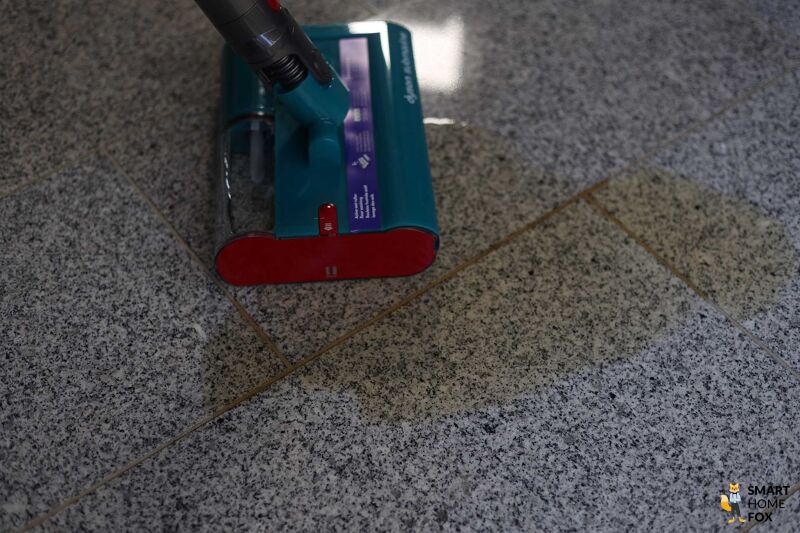 Dyson V15s Detect Submarine: Tee-Pfütze auf dem Boden